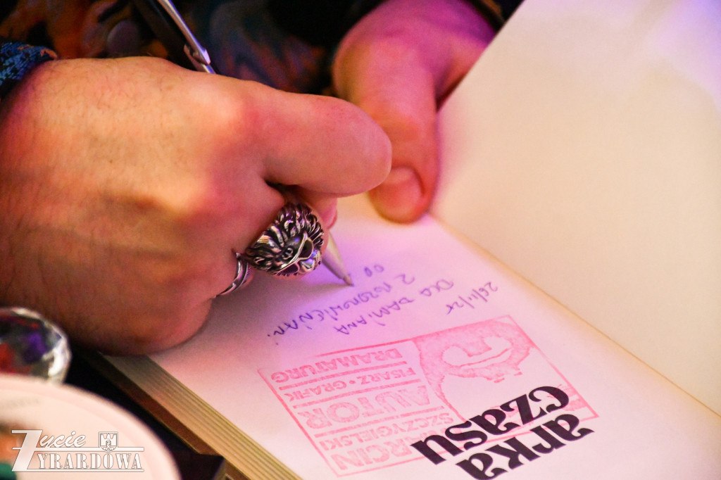 Uczniowie SP3 rozmawiają z Marcinem Szczygielskim