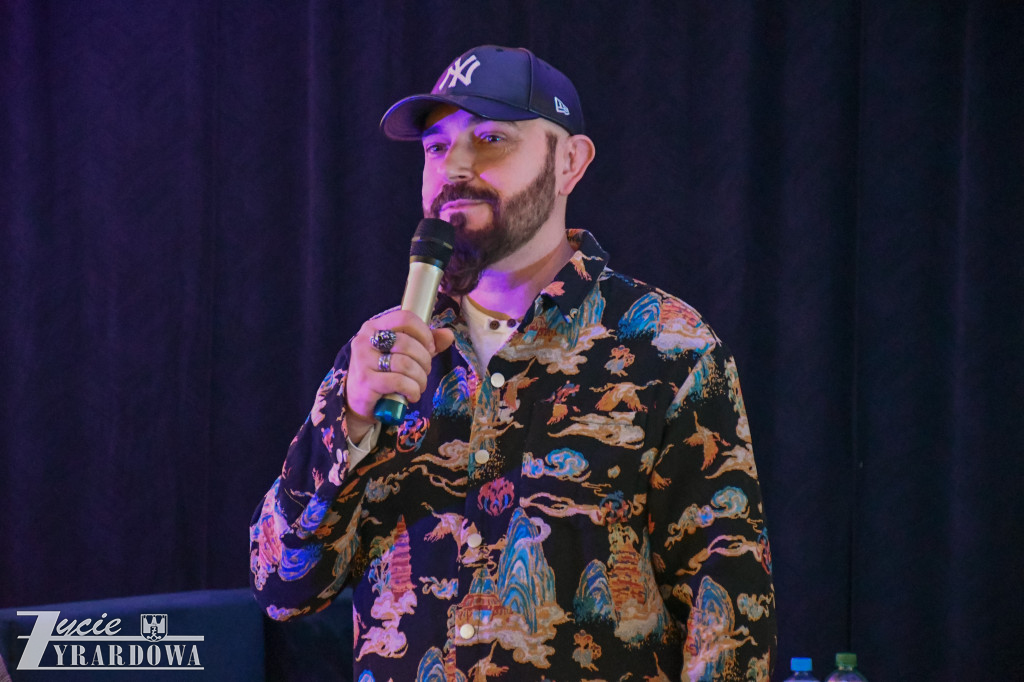 Uczniowie SP3 rozmawiają z Marcinem Szczygielskim