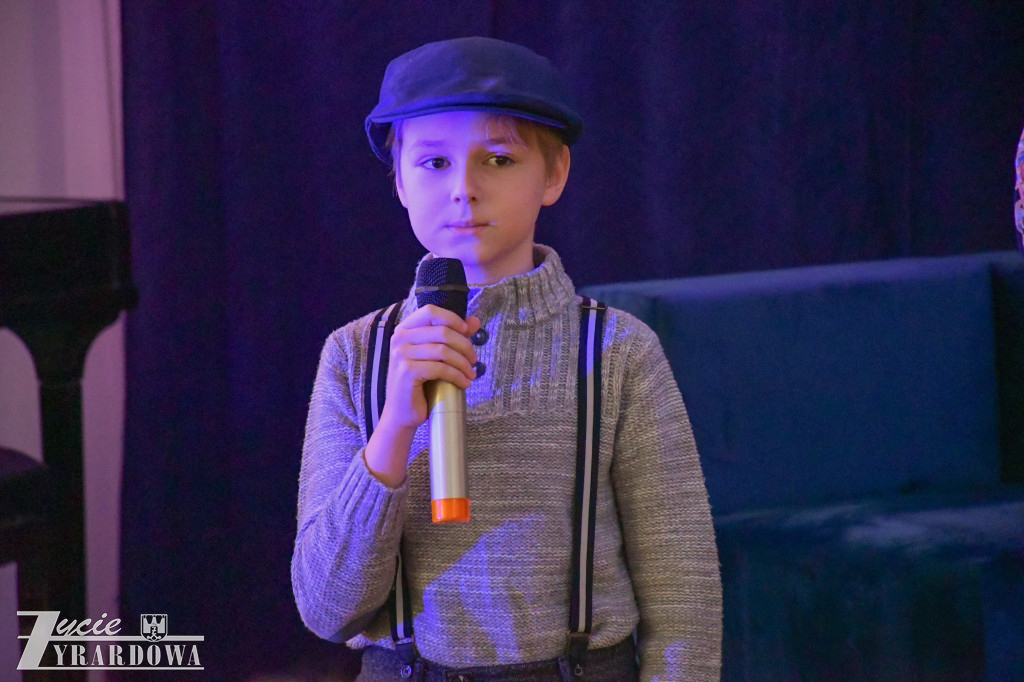 Uczniowie SP3 rozmawiają z Marcinem Szczygielskim