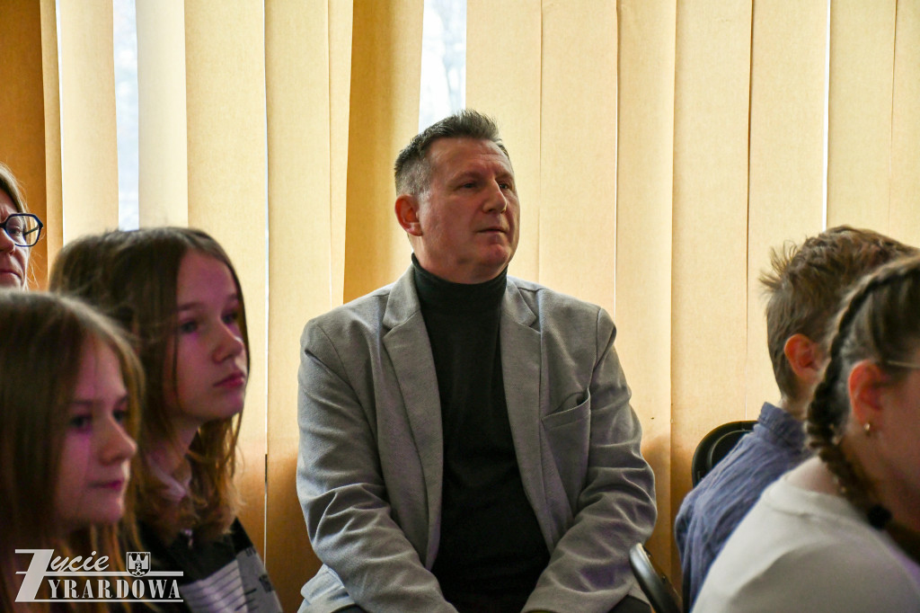 Uczniowie SP3 rozmawiają z Marcinem Szczygielskim