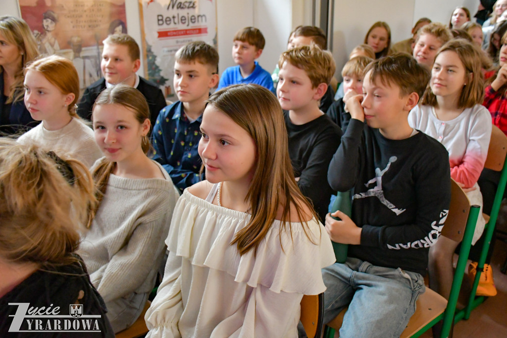 Uczniowie SP3 rozmawiają z Marcinem Szczygielskim