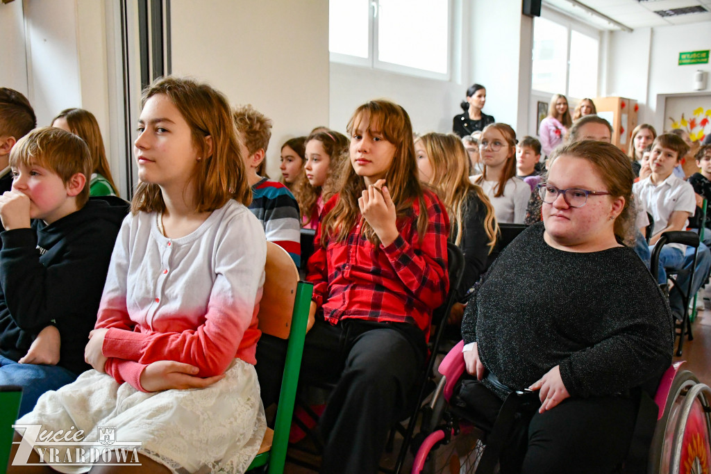 Uczniowie SP3 rozmawiają z Marcinem Szczygielskim