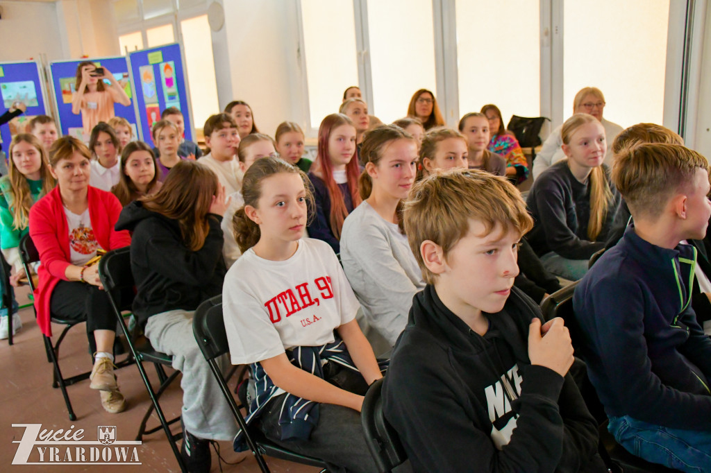 Uczniowie SP3 rozmawiają z Marcinem Szczygielskim