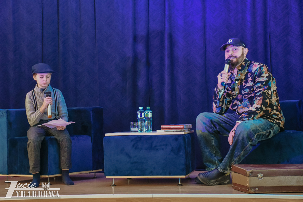 Uczniowie SP3 rozmawiają z Marcinem Szczygielskim