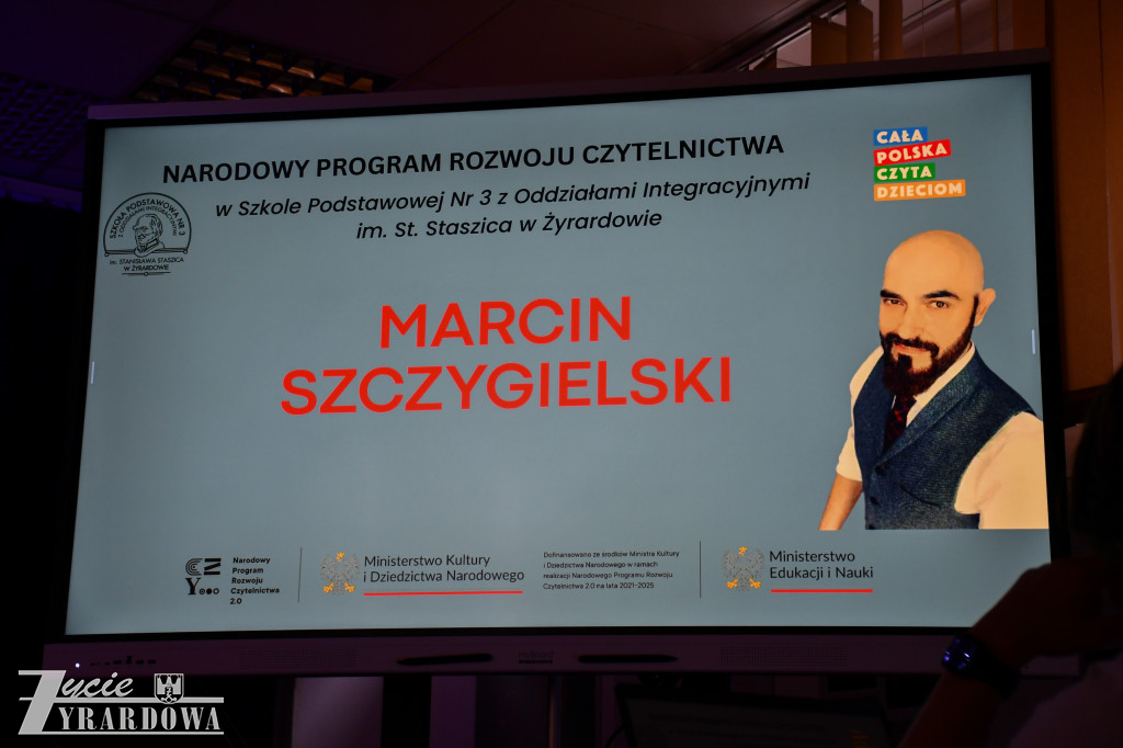 Uczniowie SP3 rozmawiają z Marcinem Szczygielskim
