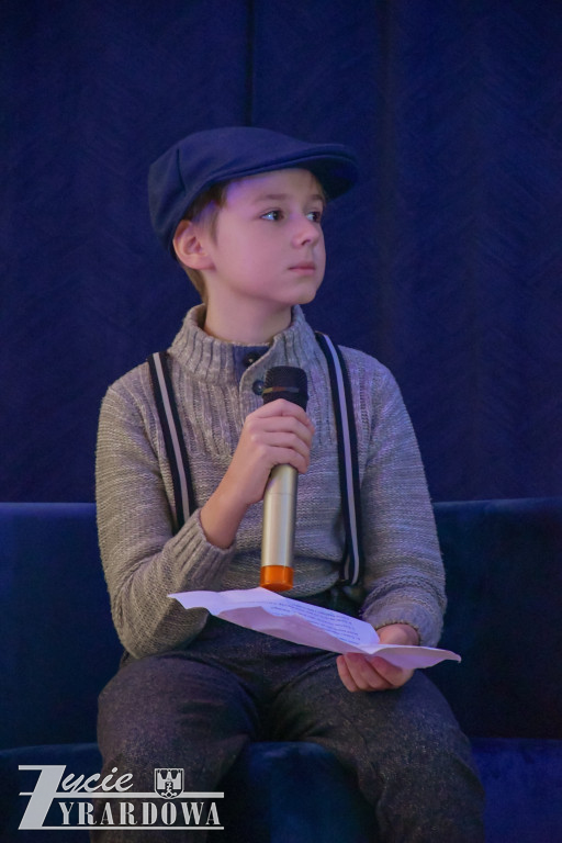 Uczniowie SP3 rozmawiają z Marcinem Szczygielskim