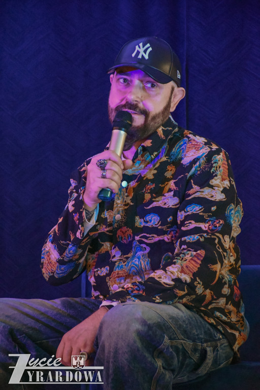 Uczniowie SP3 rozmawiają z Marcinem Szczygielskim