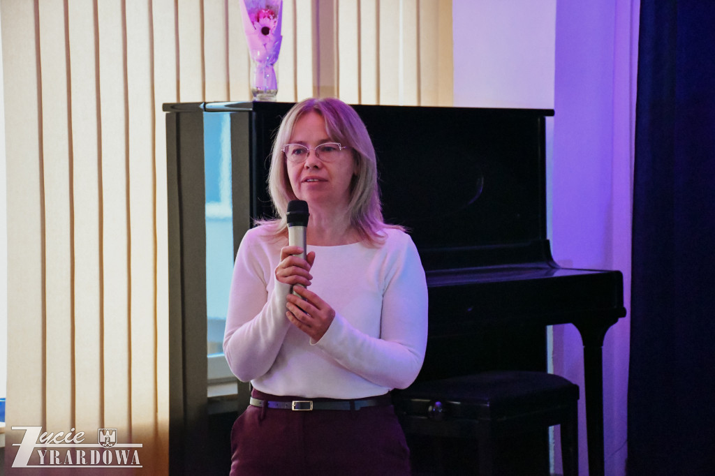 Uczniowie SP3 rozmawiają z Marcinem Szczygielskim