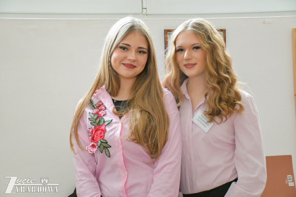 Uczniowie SP3 rozmawiają z Marcinem Szczygielskim