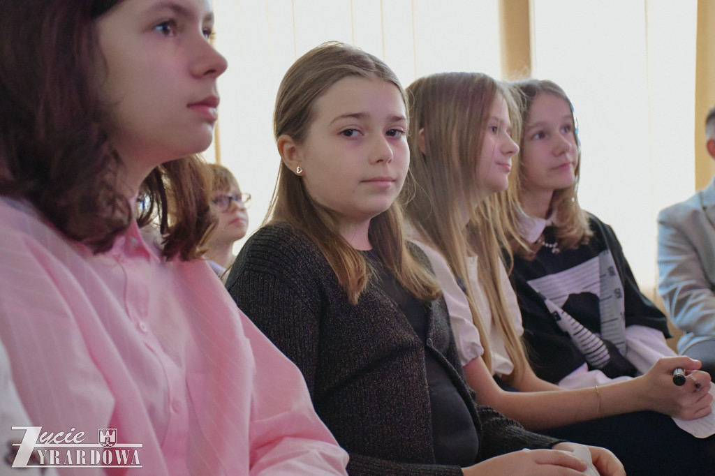 Uczniowie SP3 rozmawiają z Marcinem Szczygielskim