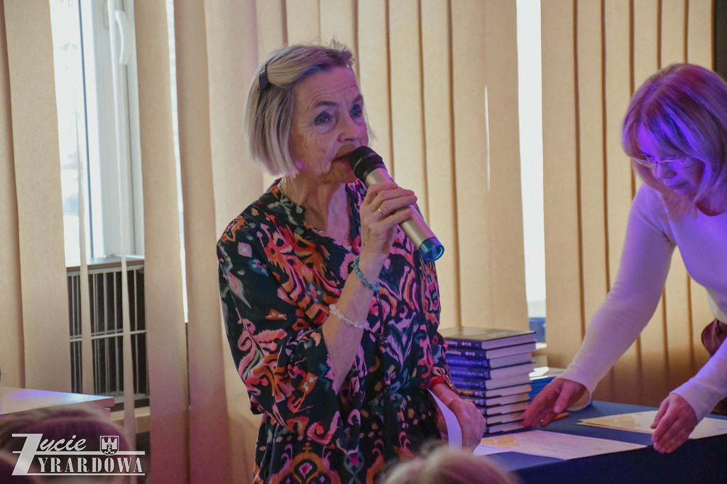 Uczniowie SP3 rozmawiają z Marcinem Szczygielskim