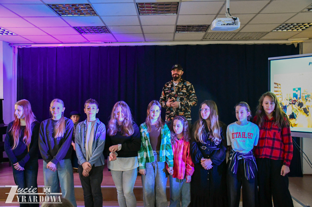 Uczniowie SP3 rozmawiają z Marcinem Szczygielskim