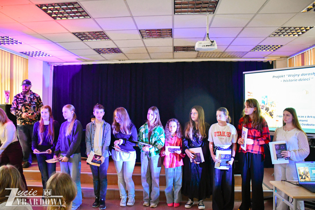 Uczniowie SP3 rozmawiają z Marcinem Szczygielskim