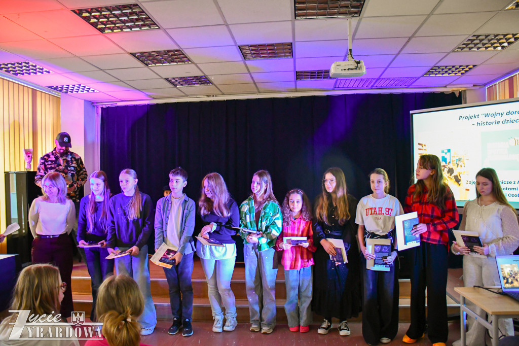 Uczniowie SP3 rozmawiają z Marcinem Szczygielskim