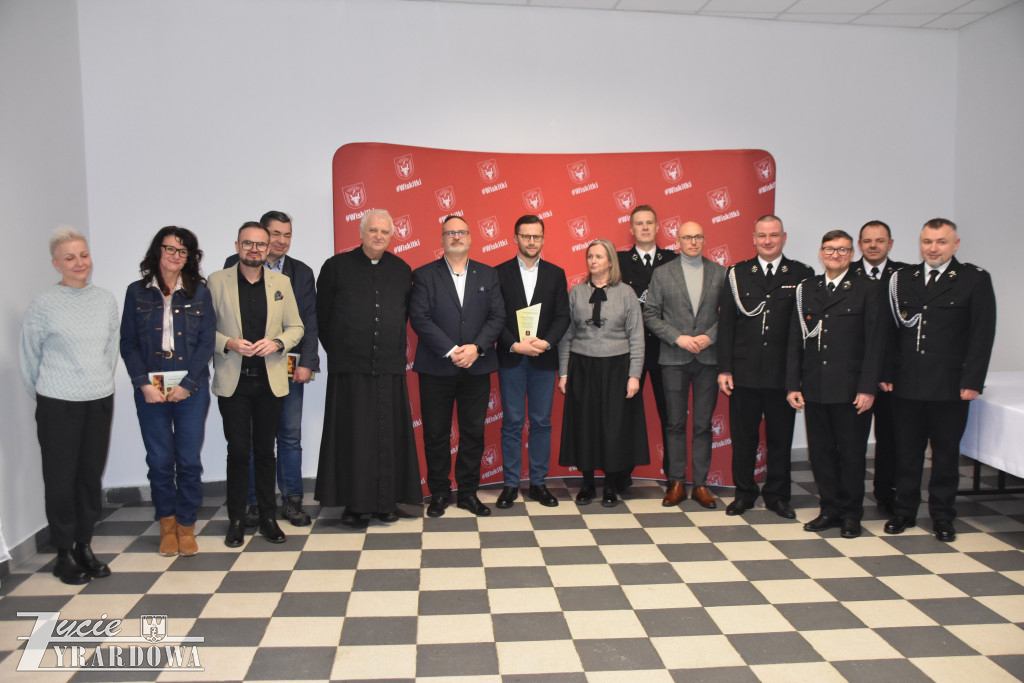 Radośnie witano nowe „dziecko” w strażackiej rodzinie