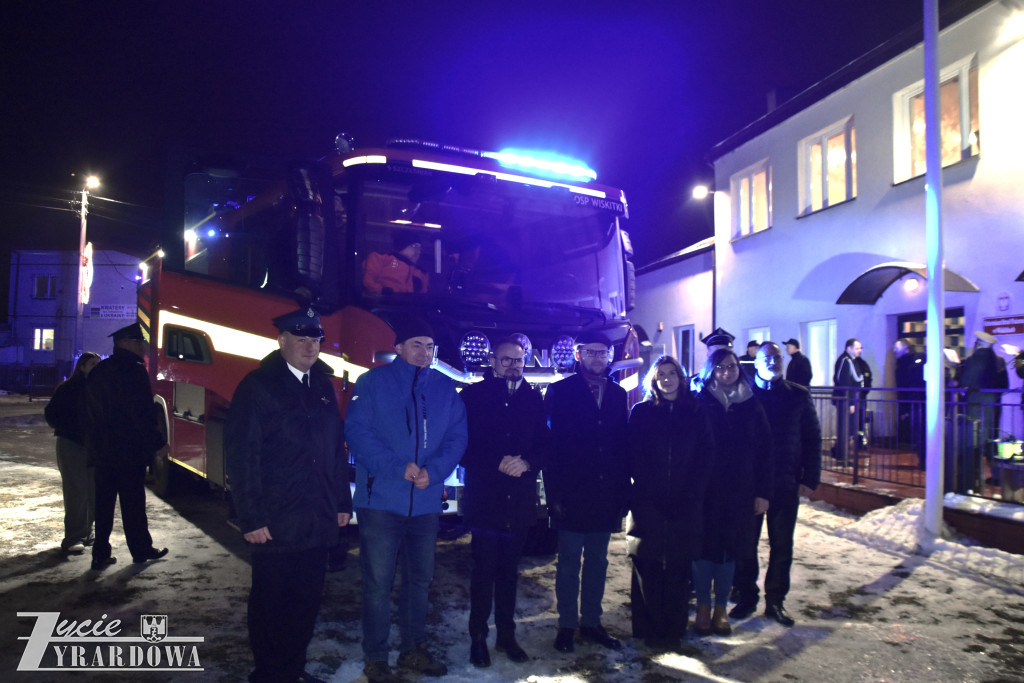 Radośnie witano nowe „dziecko” w strażackiej rodzinie