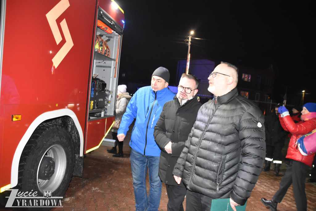 Radośnie witano nowe „dziecko” w strażackiej rodzinie