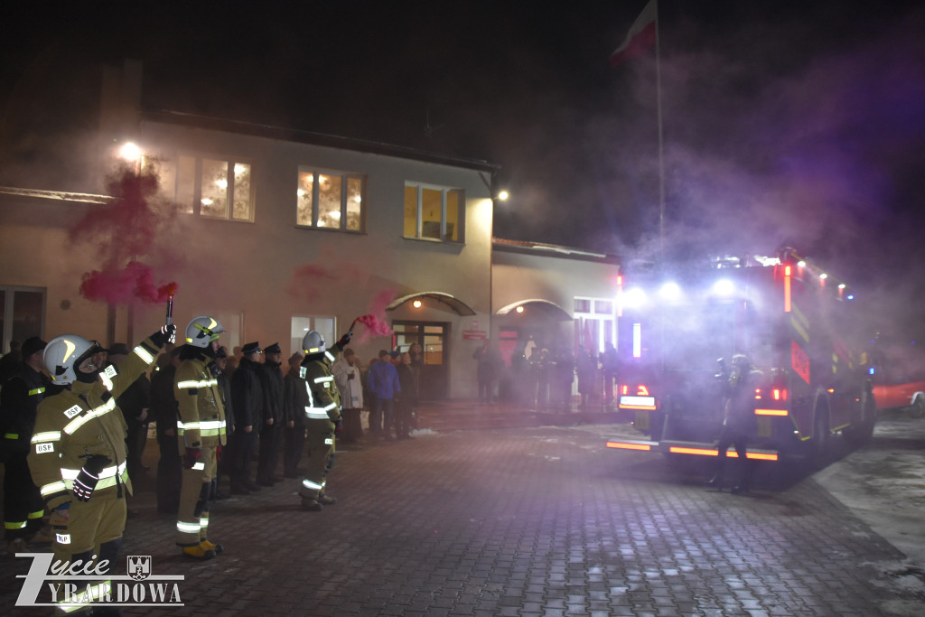 Radośnie witano nowe „dziecko” w strażackiej rodzinie