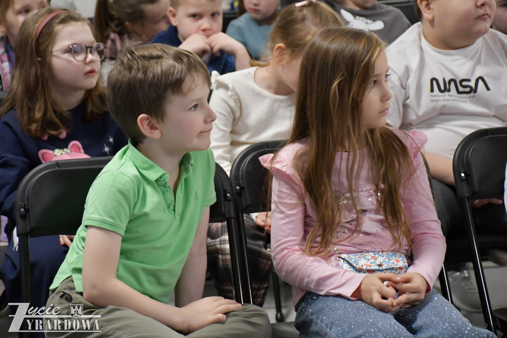 Trójka rozkochała dzieci w czytaniu