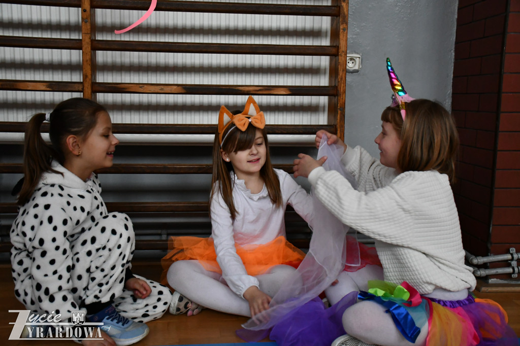 Karnawał pełen kolorów, tańca i uśmiechów