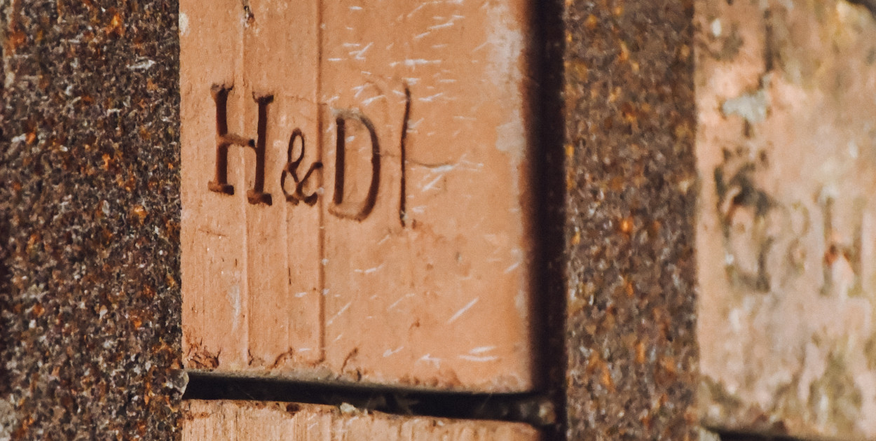 Między cegłami sprzed 130 lat