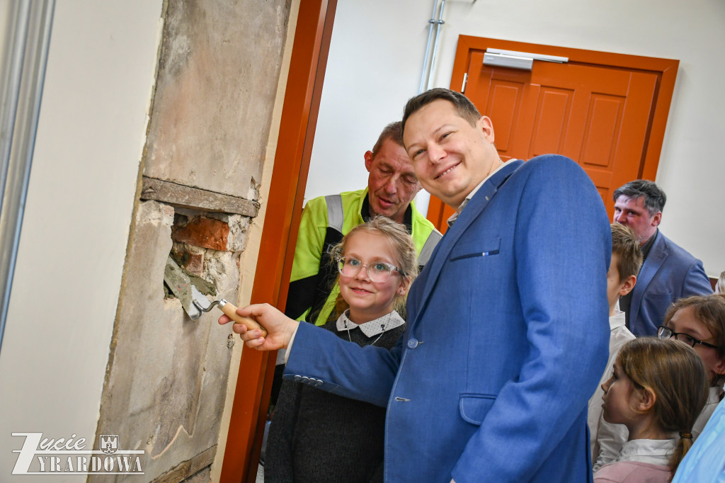 Między cegłami sprzed 130 lat