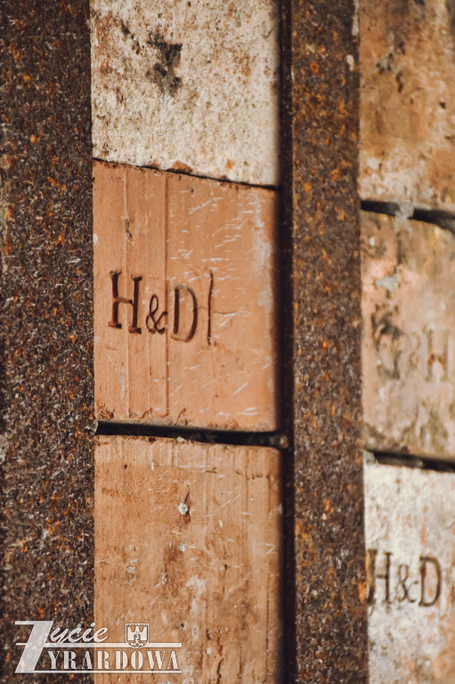 Między cegłami sprzed 130 lat