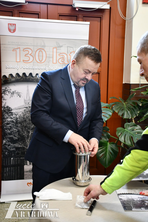 Między cegłami sprzed 130 lat