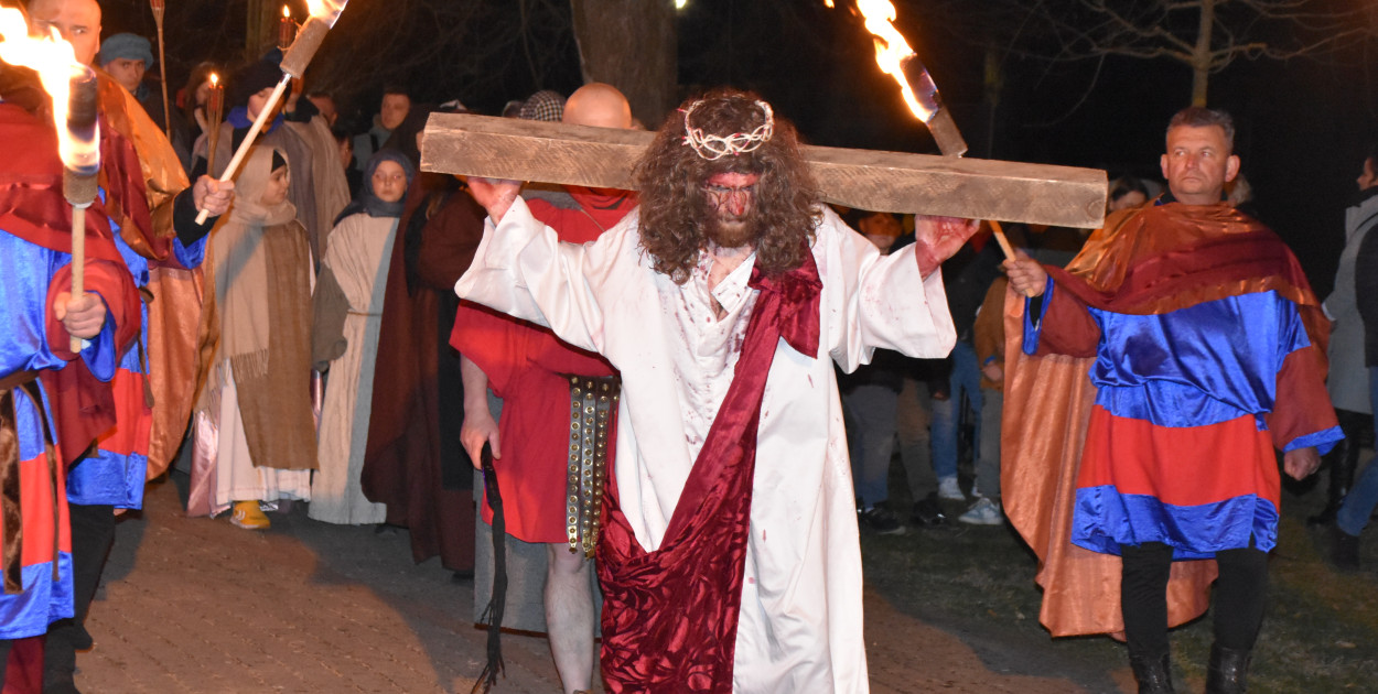 Przedstawiono żywe obraz z męki Pańskiej