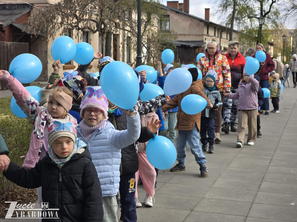 MP10 – niebieski marsz z balonami