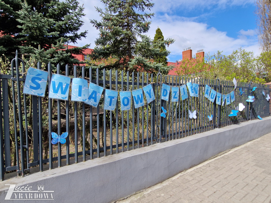 MP10 – niebieski marsz z balonami