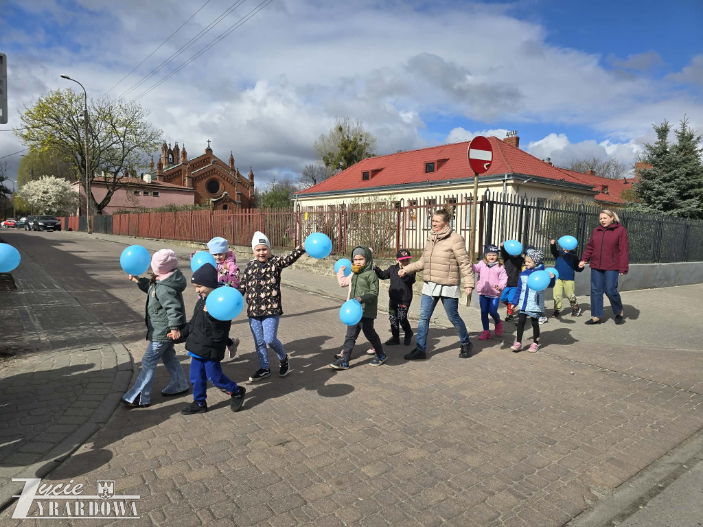 MP10 – niebieski marsz z balonami