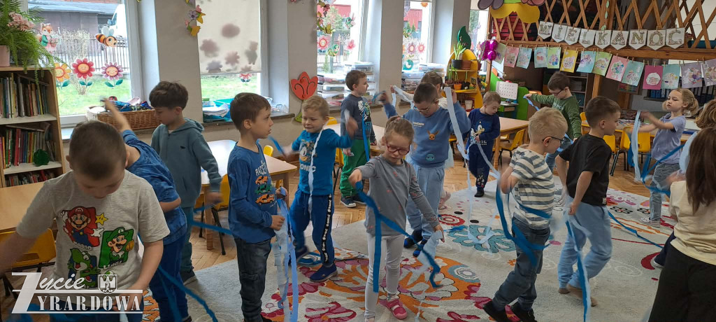 MP10 – niebieski marsz z balonami