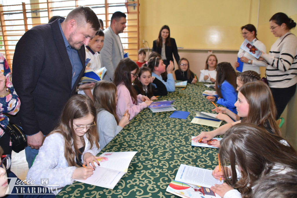 Literacki sukces młodych autorów z Bartnik