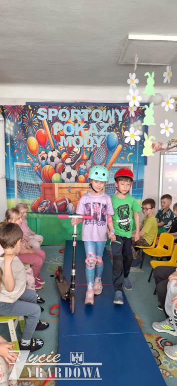 Sportowy pokaz mody w  przedszkolu