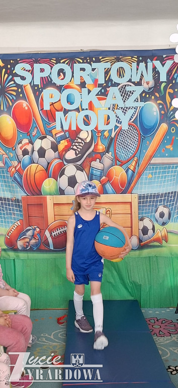 Sportowy pokaz mody w  przedszkolu
