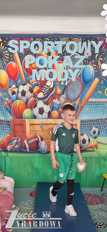Sportowy pokaz mody w  przedszkolu