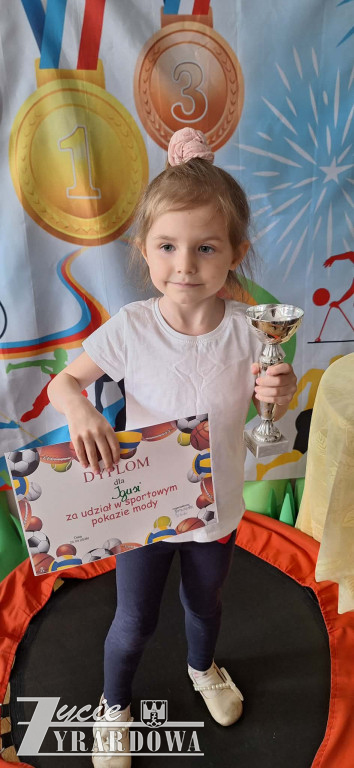 Sportowy pokaz mody w  przedszkolu