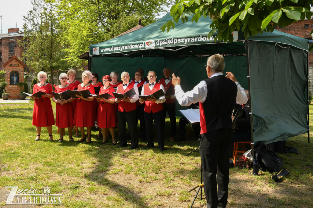 Śpiewem i muzyką radują serca