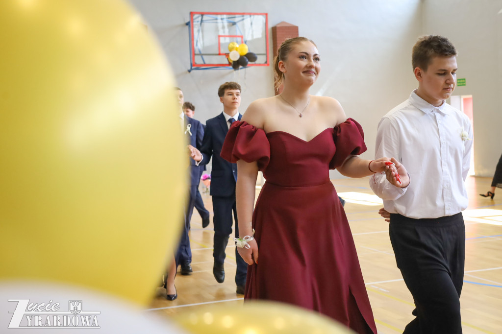 W rytmie poloneza pożegnali szkołę