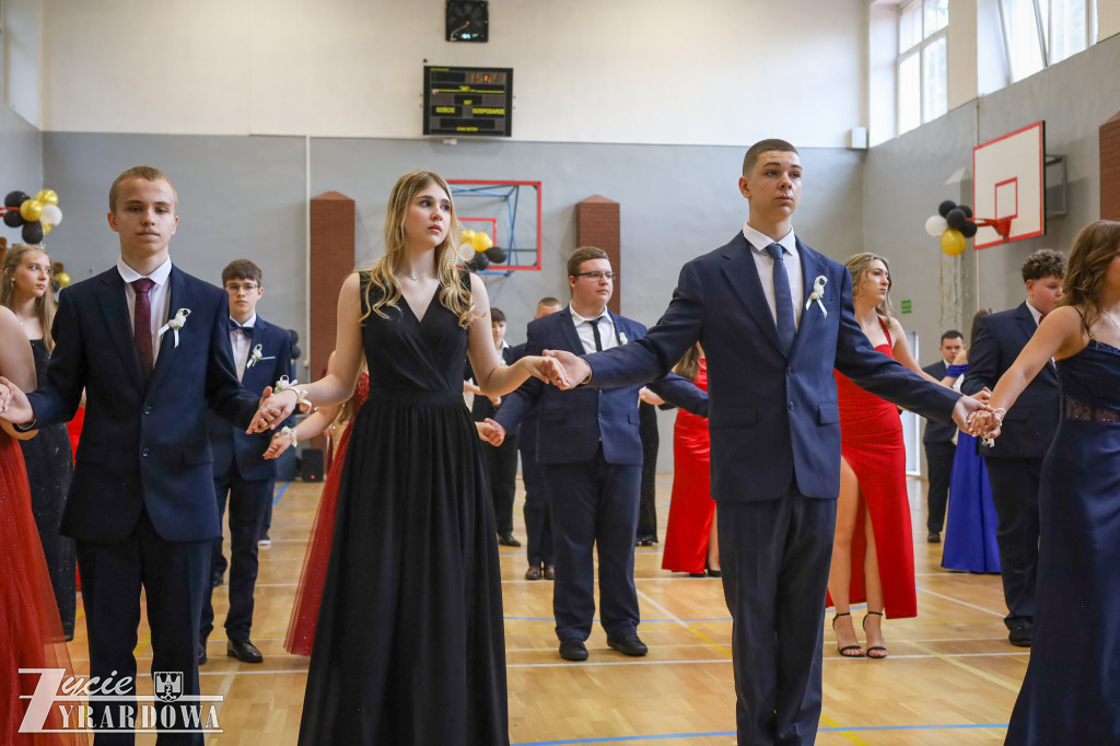 W rytmie poloneza pożegnali szkołę