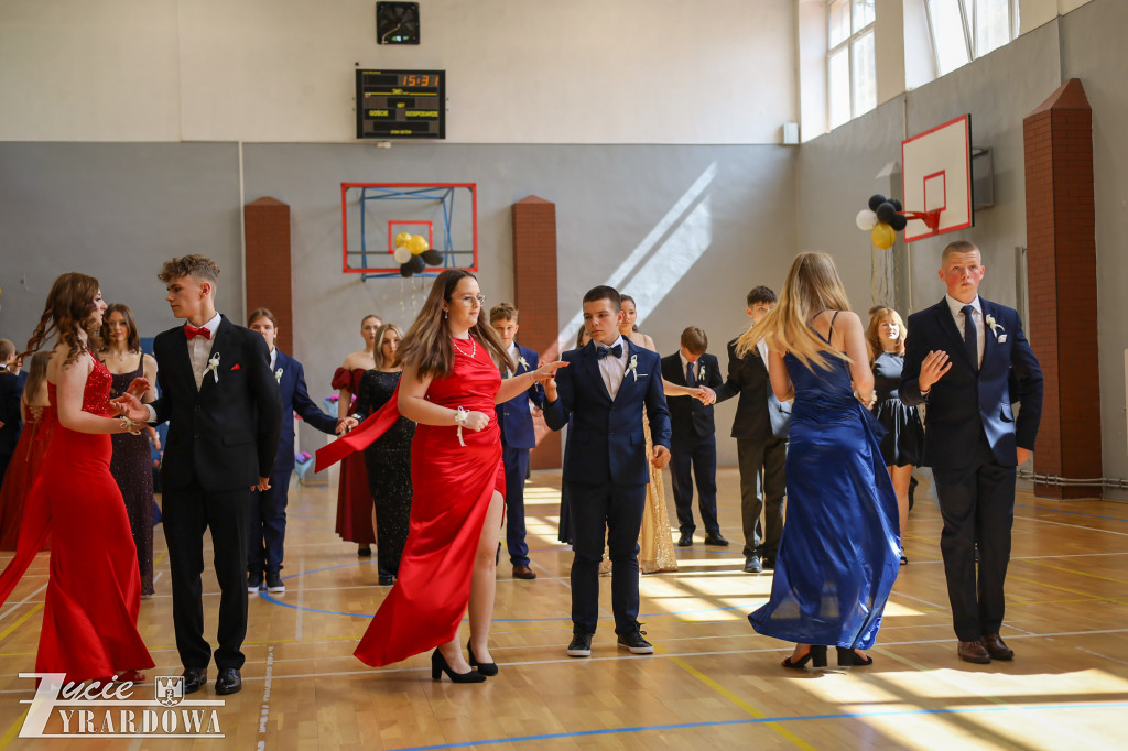 W rytmie poloneza pożegnali szkołę