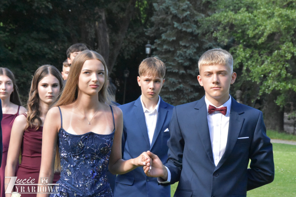 Polonez pożegnalny ósmoklasistów przed Pałacem w Radziejowicach
