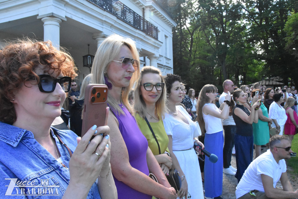 Polonez pożegnalny ósmoklasistów przed Pałacem w Radziejowicach