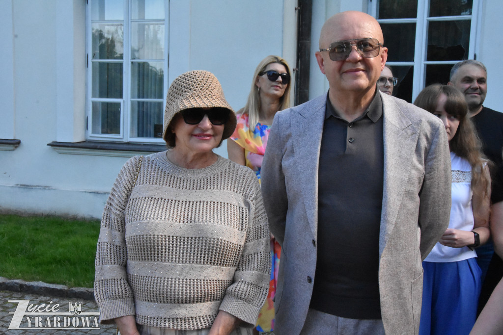 Polonez pożegnalny ósmoklasistów przed Pałacem w Radziejowicach