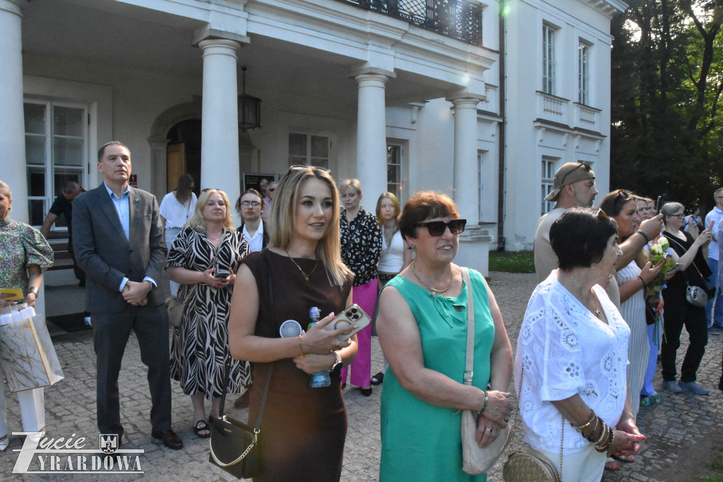 Polonez pożegnalny ósmoklasistów przed Pałacem w Radziejowicach