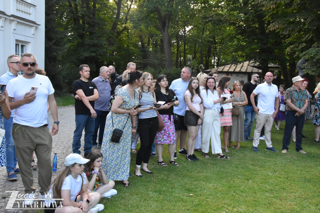 Polonez pożegnalny ósmoklasistów przed Pałacem w Radziejowicach