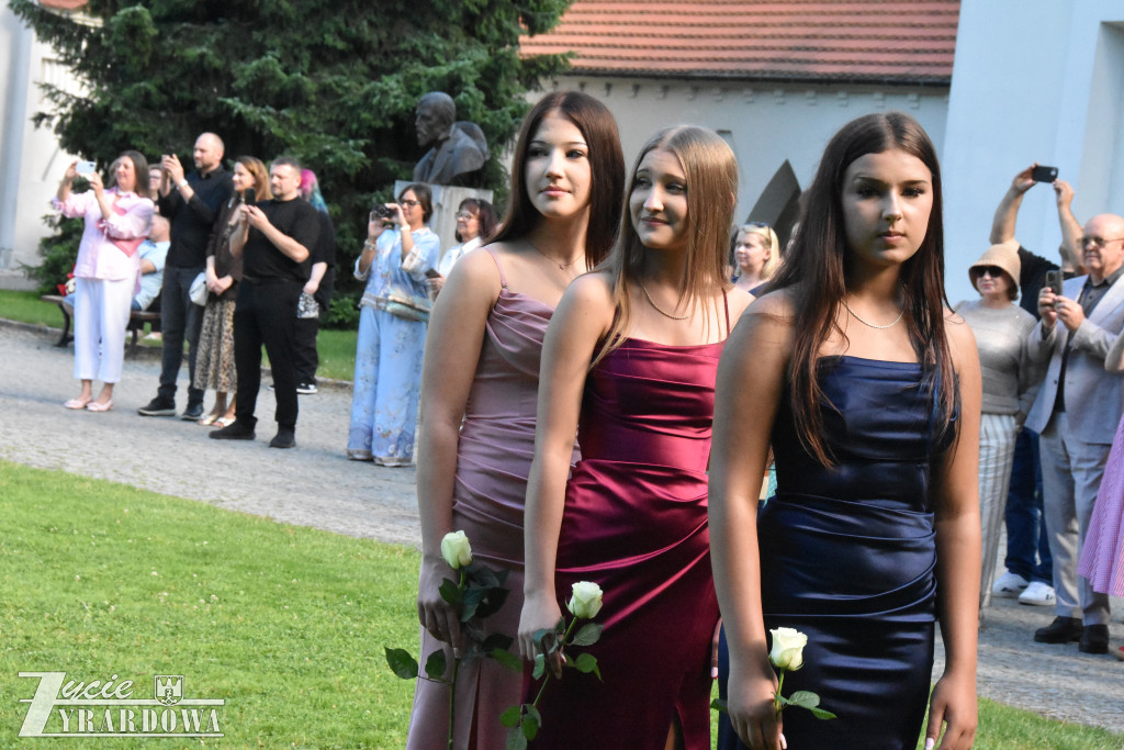 Polonez pożegnalny ósmoklasistów przed Pałacem w Radziejowicach