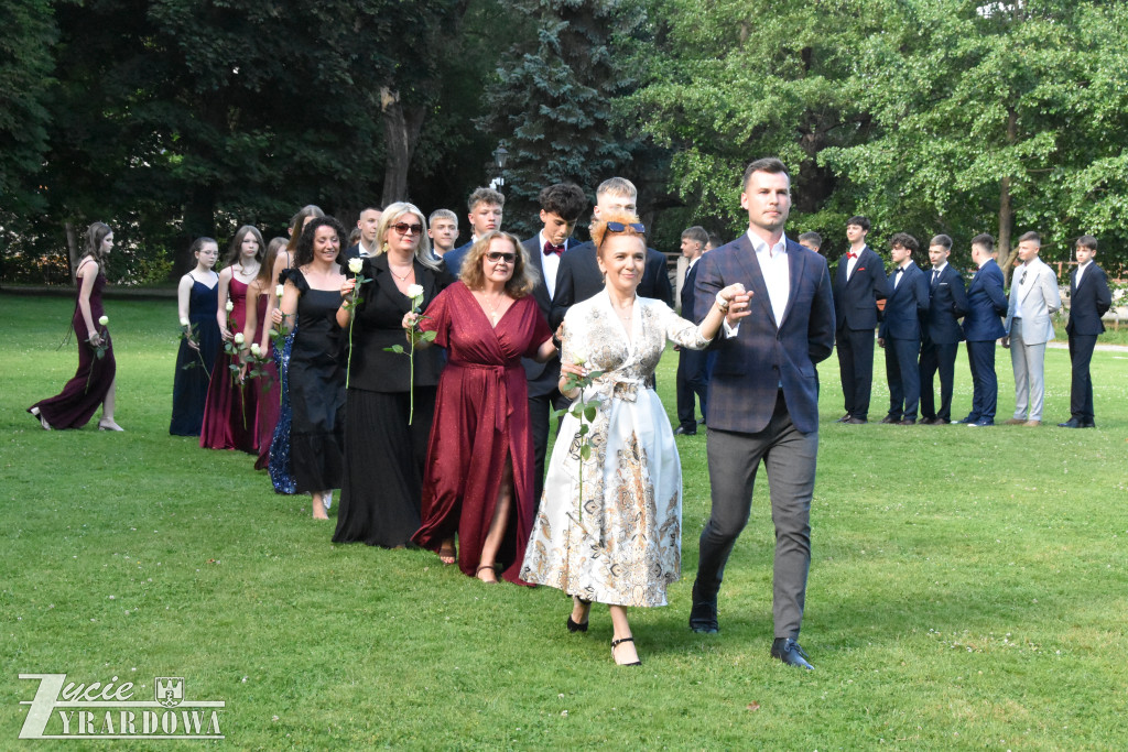 Polonez pożegnalny ósmoklasistów przed Pałacem w Radziejowicach