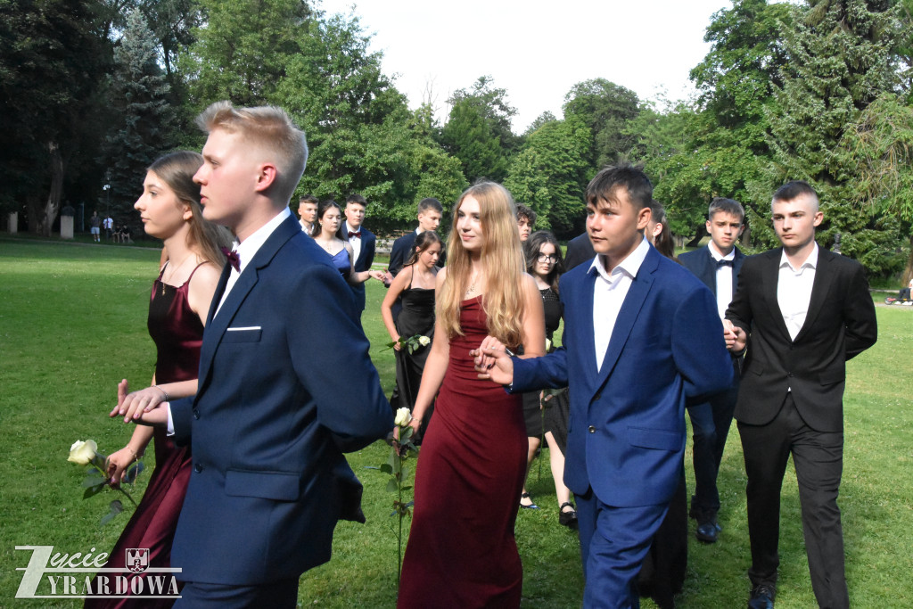 Polonez pożegnalny ósmoklasistów przed Pałacem w Radziejowicach